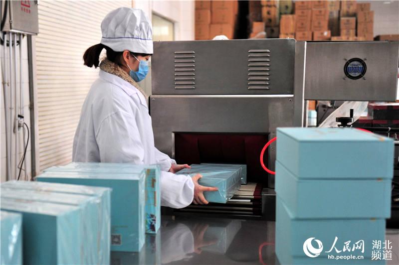 湖北宜昌：體驗春茶生産崗 一線互助慶“三八”