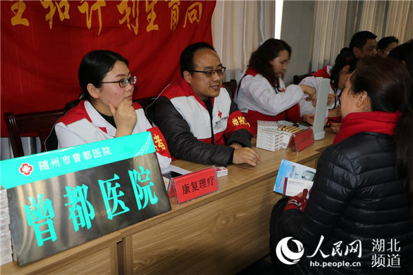 湖北隨州曾都志願服務隊進車間與女職工“面對面”