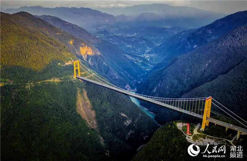 航拍天路上的天橋——四渡河大橋
