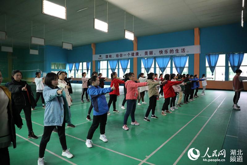 湖北鶴峰：下象棋打籃球 學生選課走班嗨翻校園