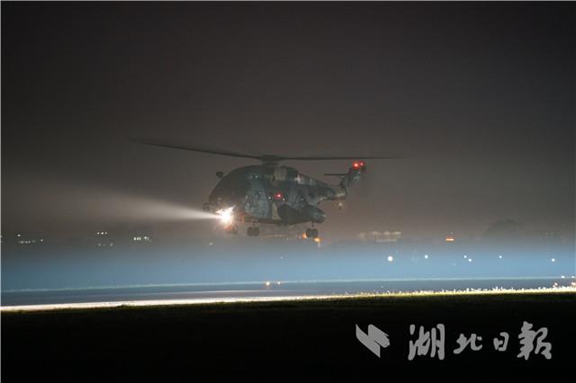 搏擊海空！駐鄂空降兵跨晝夜高強度訓練