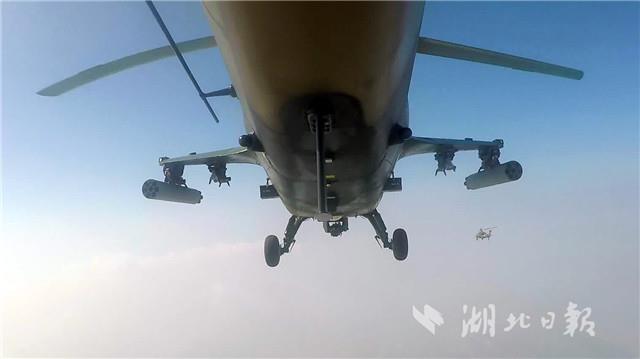 搏擊海空！駐鄂空降兵跨晝夜高強度訓練