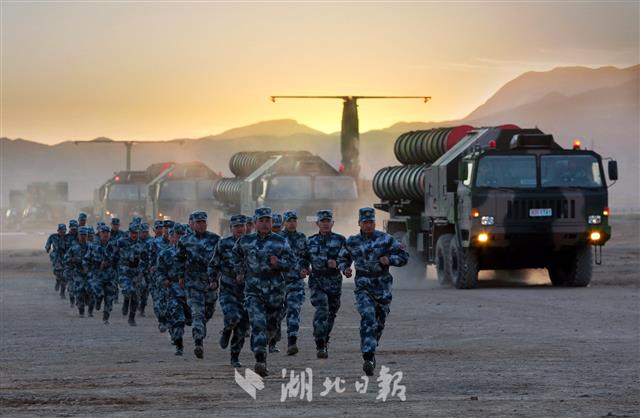 這支部隊在藍天寫壯美航跡
