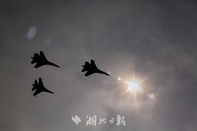 這支部隊在藍天寫壯美航跡