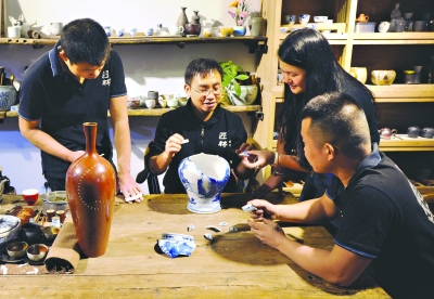 “縫”瓷小趙 巧手之下破損瓷器變身藝術品