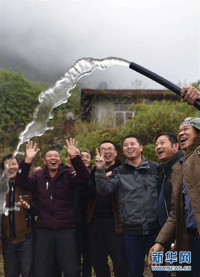 絕壁深洞引清泉