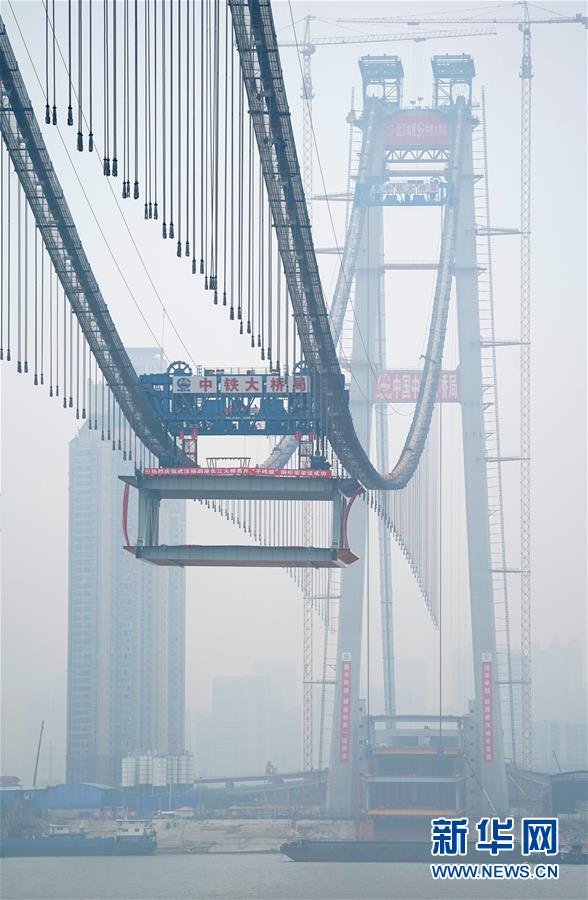 世界最大跨度雙層懸索橋啟動鋼梁架設