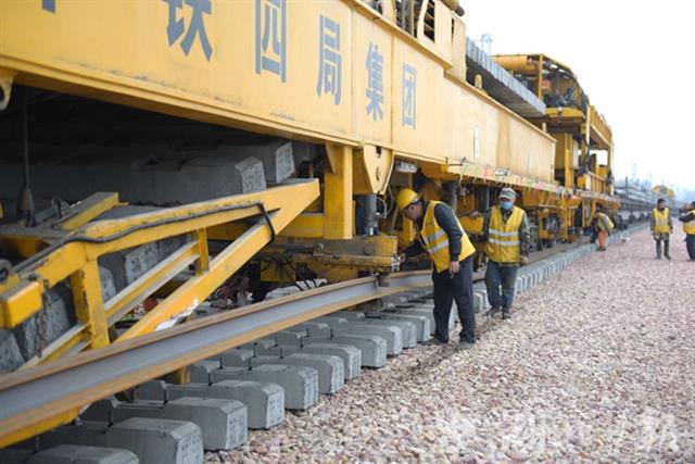 黔張常鐵路湖北段鋪軌 12月26日正式通車運營