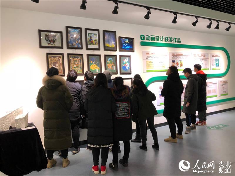 武漢一高校舉辦大學生成功素質展示節 大規模展示學生成果