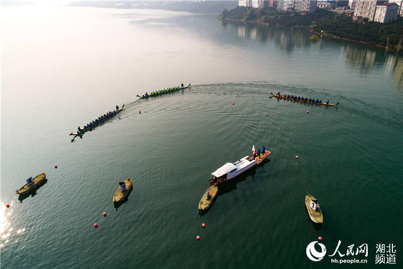 第十屆湖北省龍舟大賽在三峽庫區秭歸揮槳