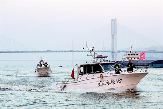 湖北武漢：巡邏護江 震懾涉水違法活動