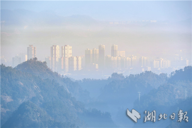 霧中遠安鄉村如水墨畫