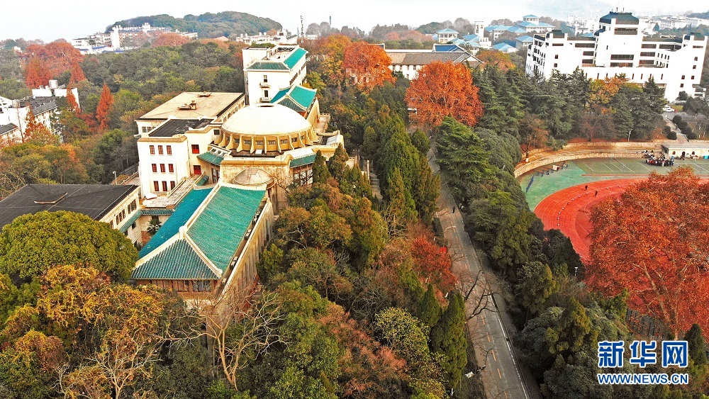 航拍初冬武漢大學 各色樹木與校園古建相映成景