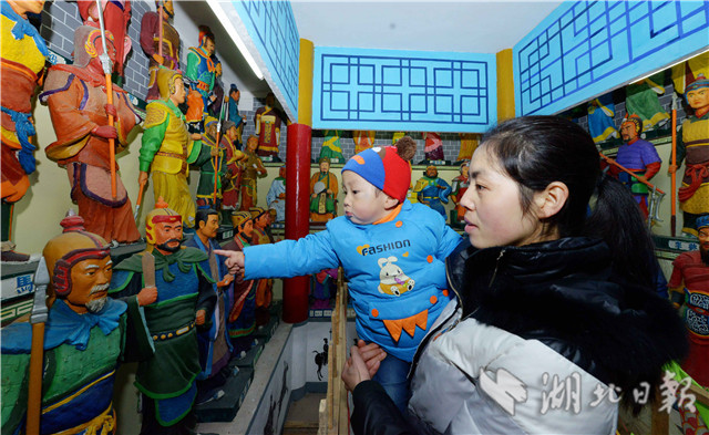 保康古稀老人周邦源泥塑“三國”