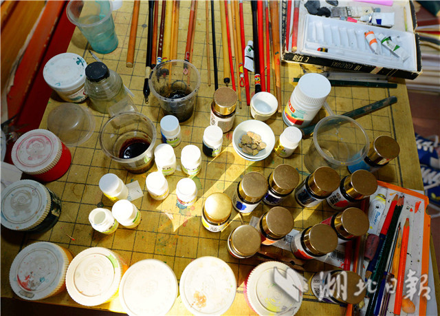 保康古稀老人周邦源泥塑“三國”