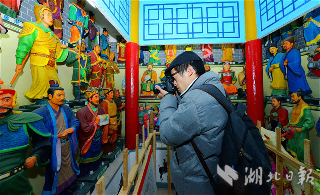 保康古稀老人周邦源泥塑“三國”