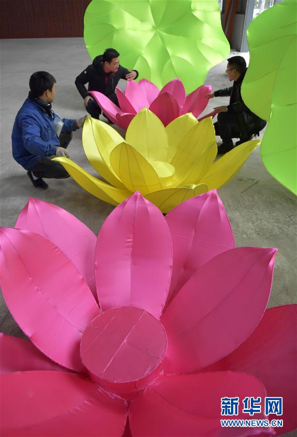 湖北恩施：制綵燈 迎新年