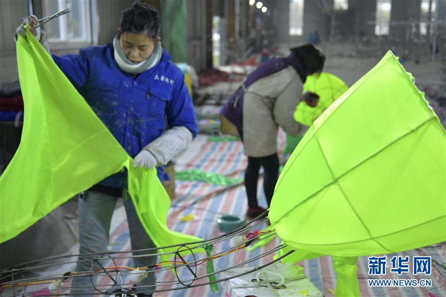 湖北恩施：制綵燈 迎新年
