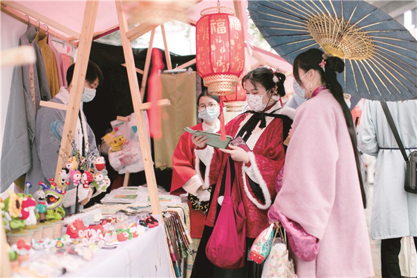 商業街遇漢服秀 “同袍”為伴魅江城