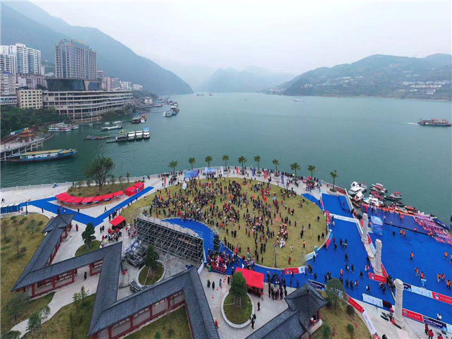 湖北巴東：33支冬泳愛好者隊伍競速長江三峽