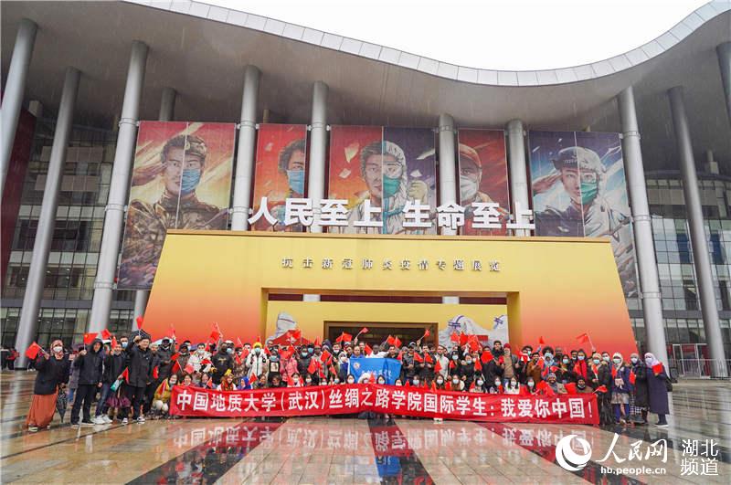 武漢200余位留學生參觀抗疫展 感受中國抗疫精神