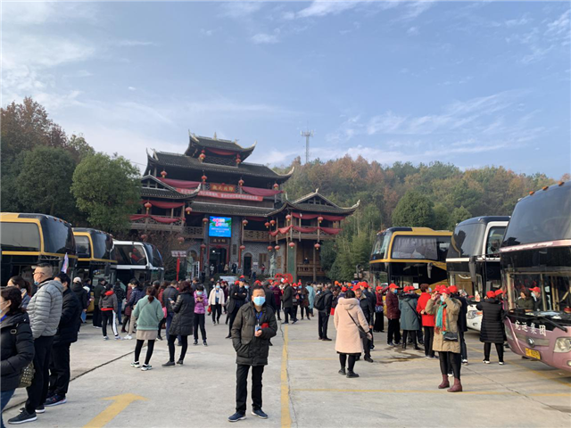 萬人冬遊打卡大武漢 黃陂錦裏溝景區迎來客流最高峰