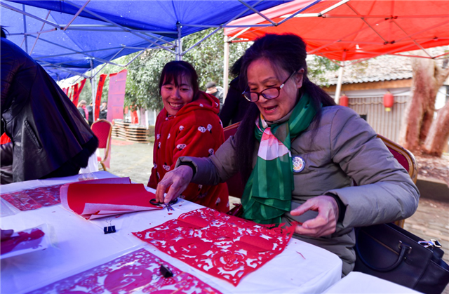 【湖北】【CRI原創】荊楚“紅色文藝輕騎兵”走進武漢市江夏五里界群益村
