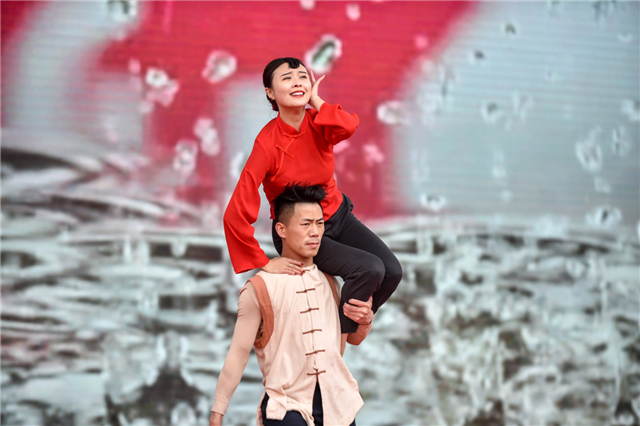 【湖北】【CRI原創】荊楚“紅色文藝輕騎兵”走進武漢市江夏五里界群益村