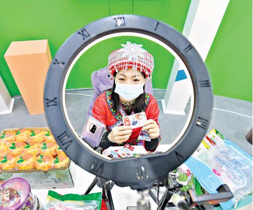 食博會首日線上線下銷售兩旺 主播雲集武漢推介全國美食