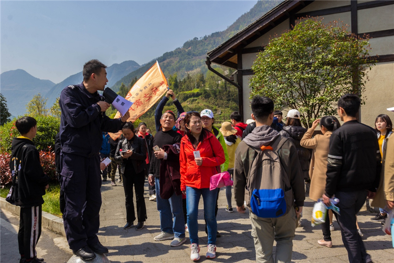 【湖北】【CRI原創】清明小長假數萬遊客尋春恩施大峽谷