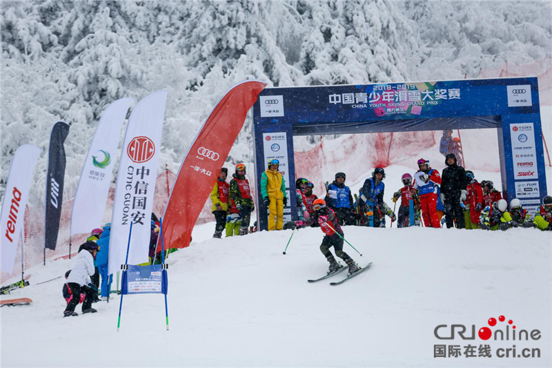 【湖北】【CRI原創】中國青少年滑雪大獎賽南方賽區站在神農架上演巔峰對決