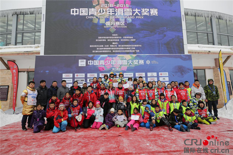 【湖北】【CRI原創】中國青少年滑雪大獎賽南方賽區站在神農架上演巔峰對決