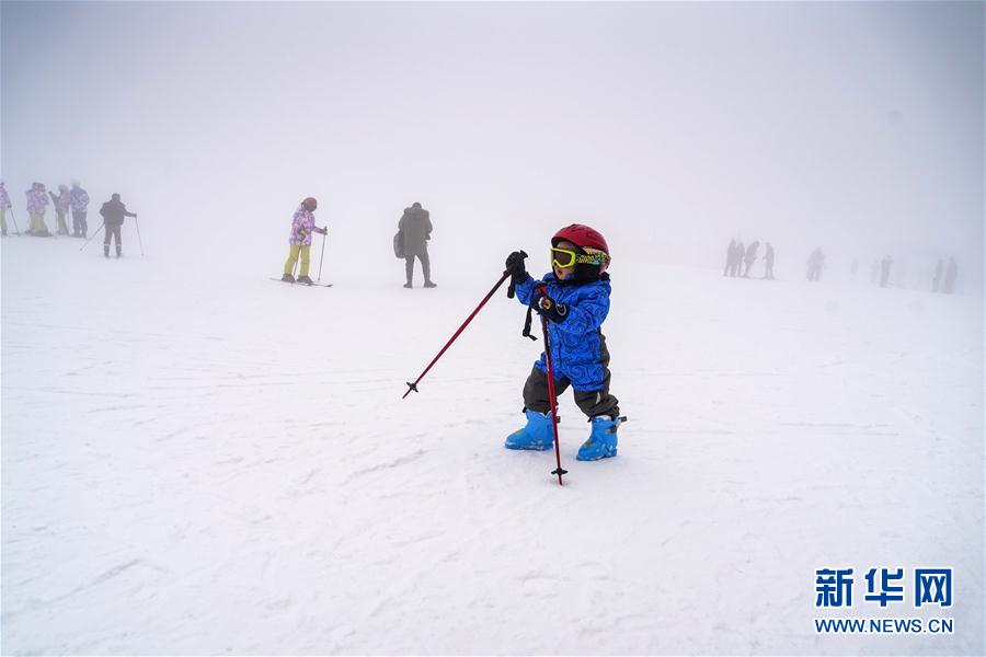 湖北五峰：雪場樂無窮