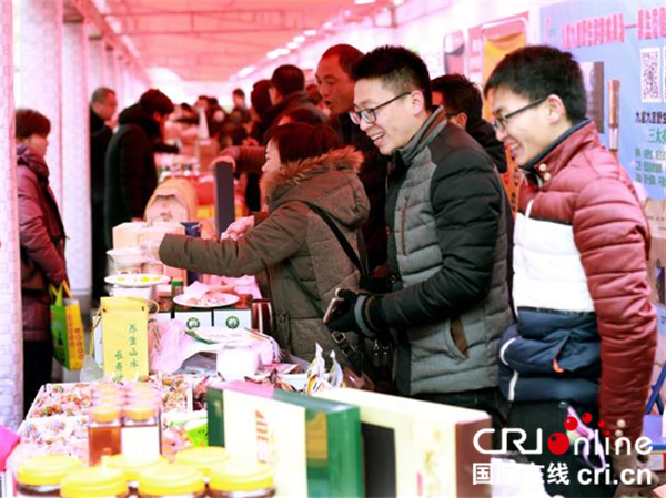 【湖北】【供稿】華中農業大學在漢舉辦特色農産品暨“陸個壹”品牌扶貧展銷會