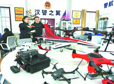 從苦練“航拍十八式”到自創“全景偵查法” “輔警機長”用無人機飛行追夢