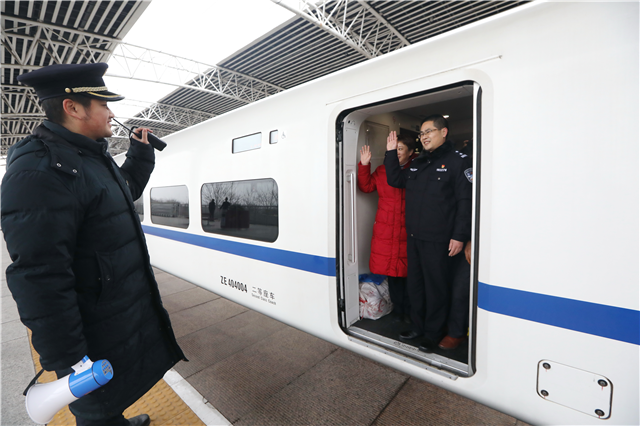 【湖北】【CRI原創】一家三口值崗春運 團圓飯遲到5年