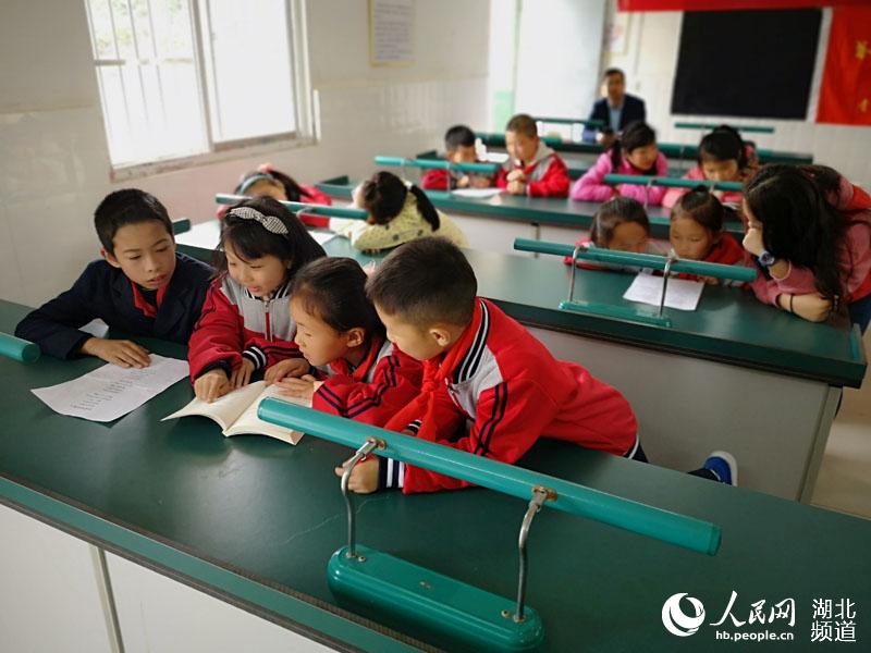 世界讀書日：高校誌願者向“百人小學”留守兒童捐贈圖書