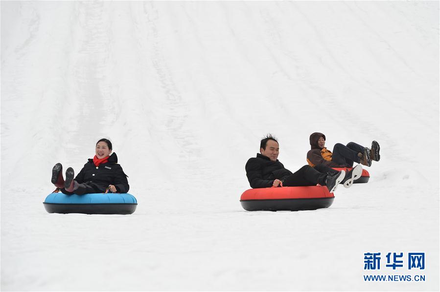 湖北保康：高山滑雪享樂趣