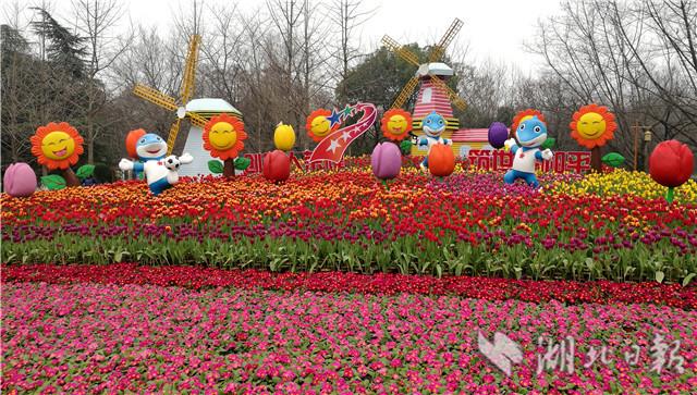 萬餘株鬱金香爭芳鬥艷 “兵兵”亮相惹人愛