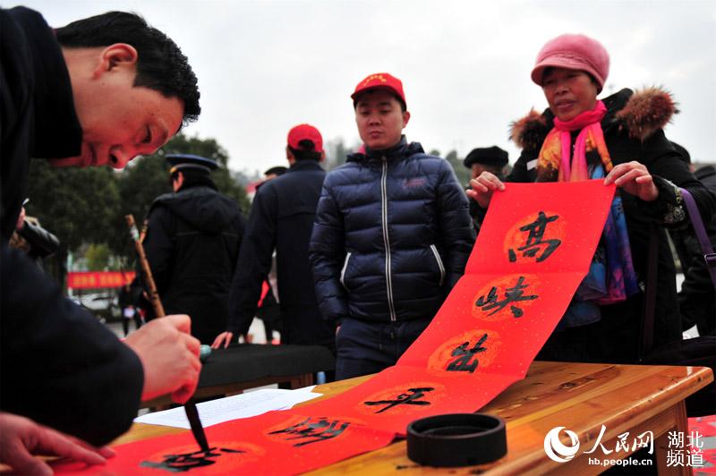 湖北宜昌：“文藝輕騎兵”送福到三峽