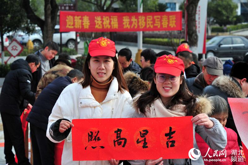 湖北宜昌：“文藝輕騎兵”送福到三峽