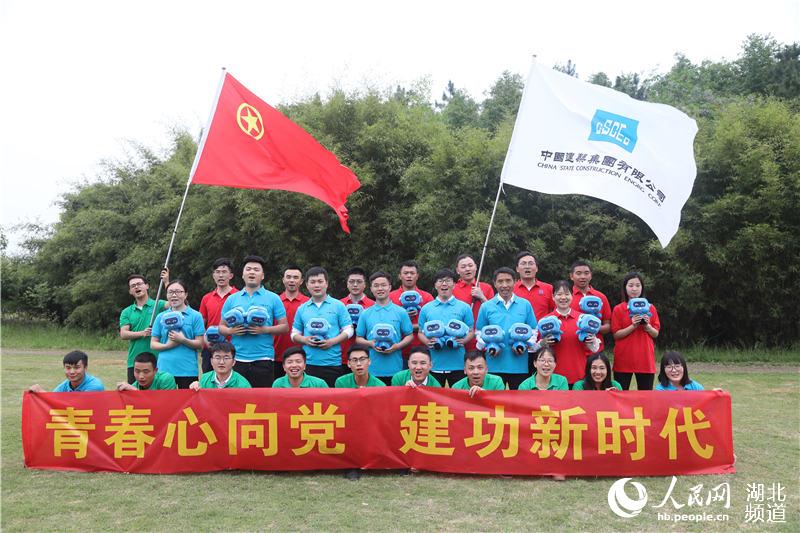 致敬五四青年節 青年建設者走進軍營圓夢想