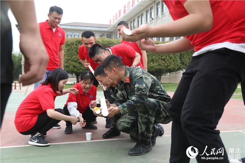 致敬五四青年節 青年建設者走進軍營圓夢想