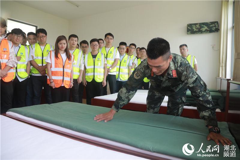 致敬五四青年節 青年建設者走進軍營圓夢想