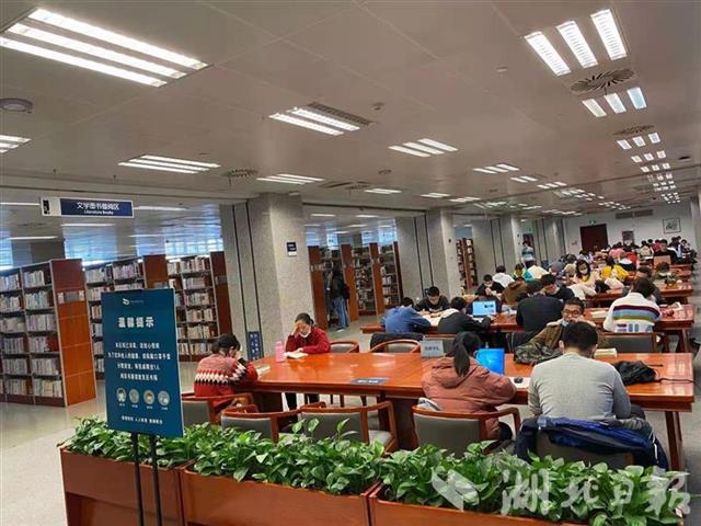 與書相伴過新年 2萬餘名讀者走進省圖