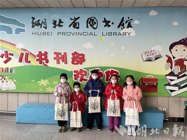 與書相伴過新年 2萬餘名讀者走進省圖