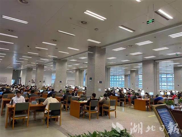 與書相伴過新年 2萬餘名讀者走進省圖