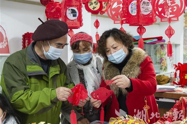 剪紙、貼畫、做燈籠 社區非遺鬧元宵