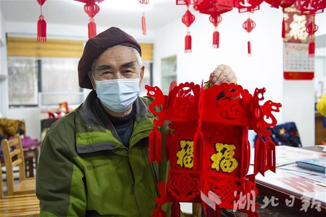 剪紙、貼畫、做燈籠 社區非遺鬧元宵