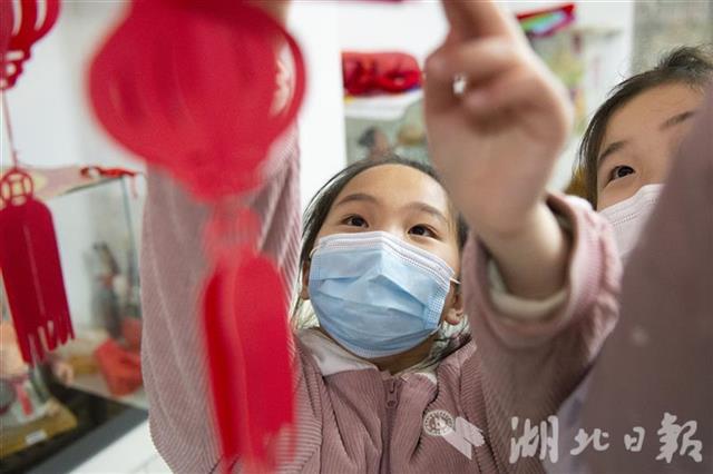 剪紙、貼畫、做燈籠 社區非遺鬧元宵